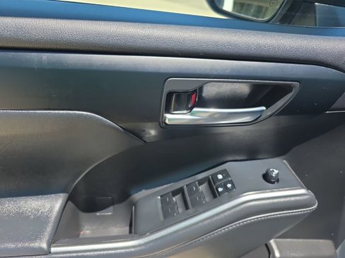 Used 2022 Toyota Highlander XSE FWD image 14