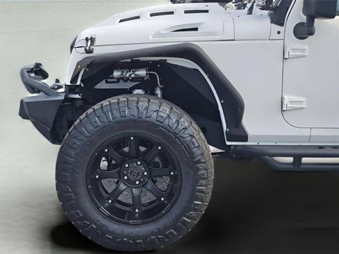 Used 2017 Jeep Wrangler Unlimited Rubicon w/ Connectivity Group AWD/4WD image 9