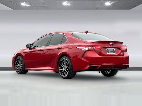 Used 2019 Toyota Camry SE image 3