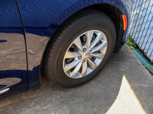 Used 2017 Chrysler Pacifica Touring-L FWD image 10