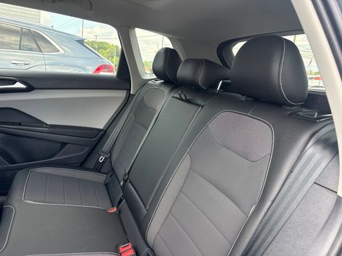 Used 2023 Volkswagen Taos SE w/ Panoramic Sunroof Package FWD image 6
