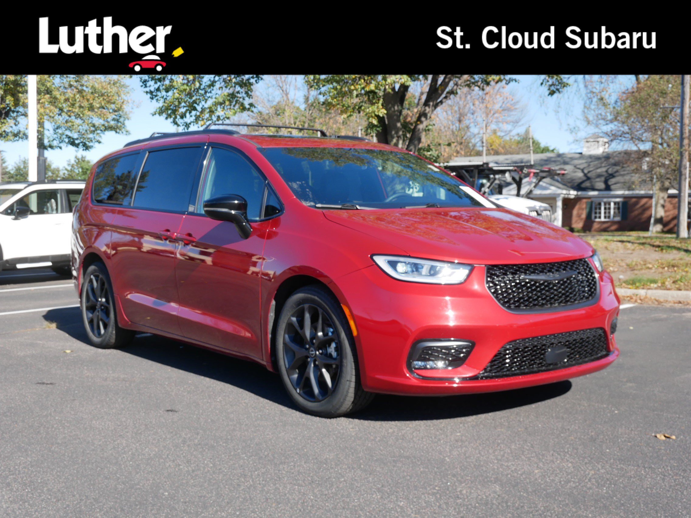 Used 2025 Chrysler Pacifica Limited FWD image 1