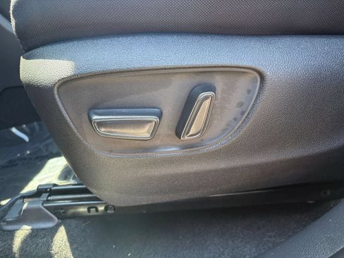 Used 2025 Toyota Highlander LE FWD image 22