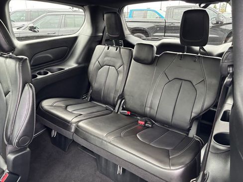 Used 2025 Chrysler Pacifica Select image 35