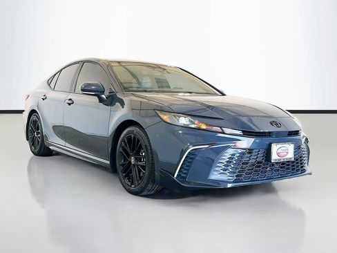 Used 2025 Toyota Camry SE w/ Convenience Package FWD image 3