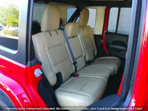 Used 2019 Jeep Wrangler Unlimited Sahara image 25