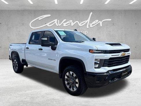 Used 2024 Chevrolet Silverado 2500 Custom w/ Custom Convenience Package AWD/4WD image 2