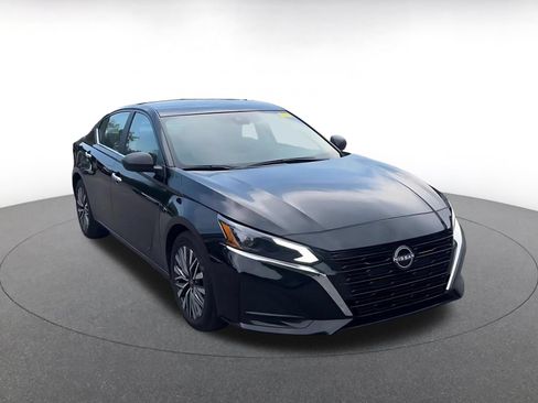 Used 2025 Nissan Altima 2.5 SV FWD image 2
