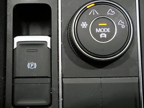 Used 2021 Volkswagen Atlas Cross Sport SE image 21