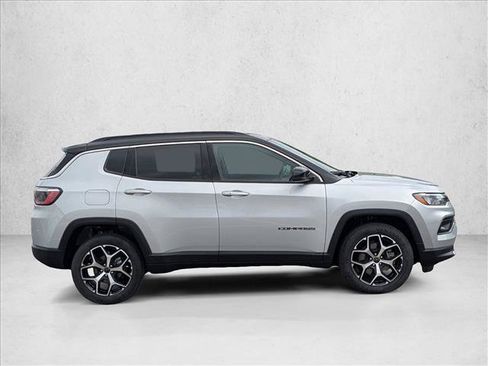 Used 2025 Jeep Compass Limited AWD/4WD image 4