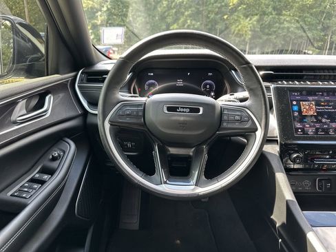 Used 2022 Jeep Grand Cherokee L Laredo image 25