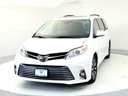 Used 2019 Toyota Sienna XLE w/ XLE Navigation Package AWD/4WD image 2