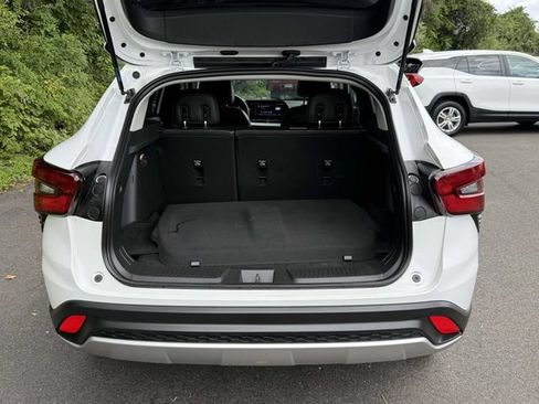 Certified 2025 Chevrolet Trax LT FWD image 12