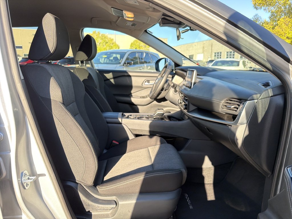 Used 2025 Nissan Rogue SV AWD/4WD image 18