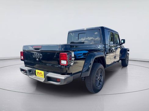 Used 2025 Jeep Gladiator Sport AWD/4WD image 3