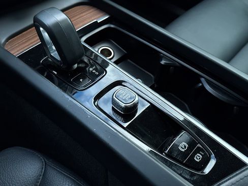 Used 2023 Volvo XC60 B5 Plus image 5