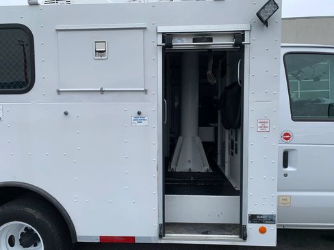 Used 2019 Ford E-350 and Econoline 350 Super Duty RWD image 27