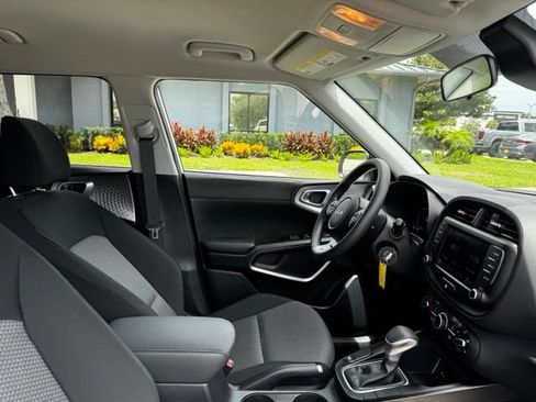 Used 2025 Kia Soul LX w/ LX Technology Package FWD image 10