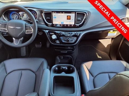 New 2026 Chrysler Voyager LX image 7