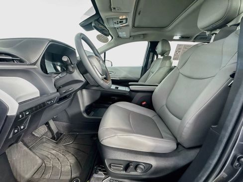 Used 2025 Toyota Sienna XLE FWD image 12