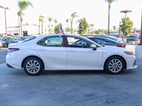 Used 2022 Toyota Camry LE image 3