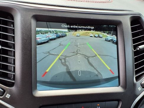 Used 2021 Jeep Cherokee Trailhawk image 14