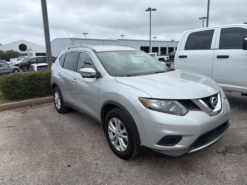Used 2016 Nissan Rogue SV w/ SV Premium Package image 2