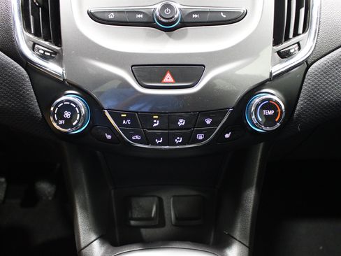 Used 2018 Chevrolet Cruze LT FWD image 18