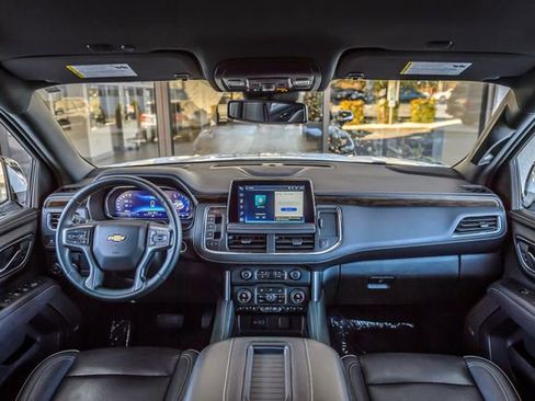 Used 2023 Chevrolet Suburban Premier image 3