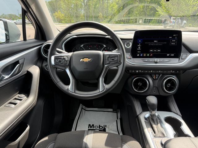 Used 2025 Chevrolet Blazer LT AWD/4WD image 12