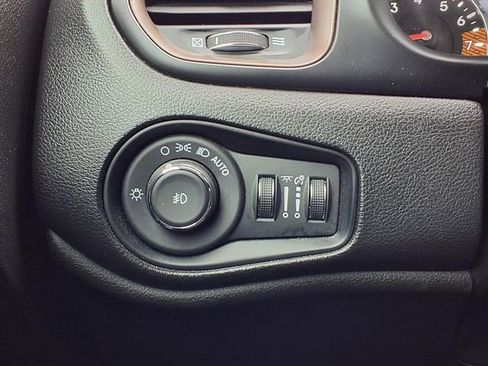 Used 2023 Jeep Renegade Latitude image 17