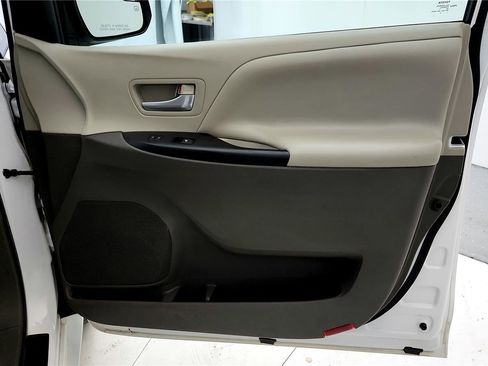 Used 2015 Toyota Sienna LE image 18