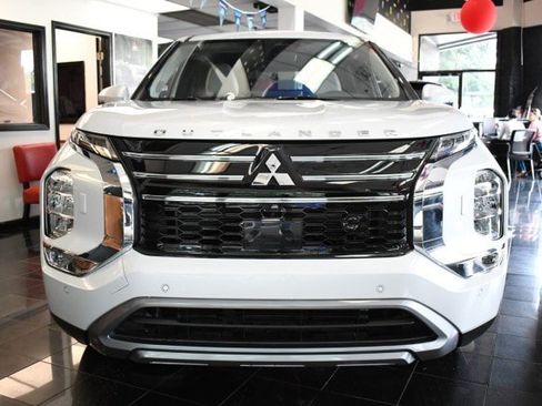 New 2026 Mitsubishi Outlander SE FWD image 2