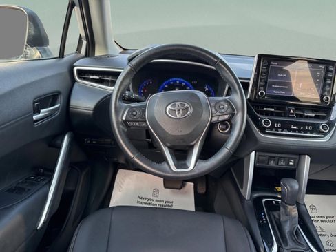Used 2022 Toyota Corolla Cross XLE image 12