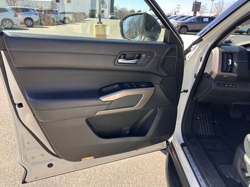 Used 2022 Nissan Pathfinder Platinum w/ Cargo Package image 15