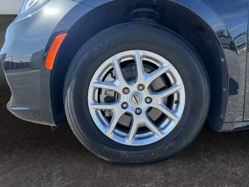 Used 2023 Chrysler Pacifica Touring-L image 9