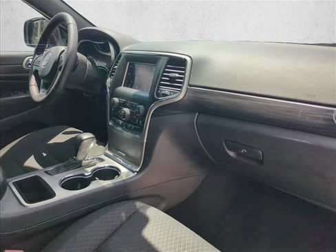 Used 2019 Jeep Grand Cherokee Laredo RWD image 25
