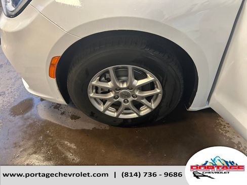 Used 2024 Chrysler Pacifica Touring-L image 29