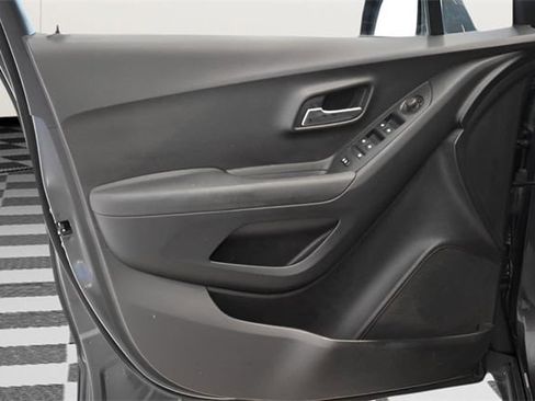 Used 2017 Chevrolet Trax LT w/ LT Convenience Package image 22