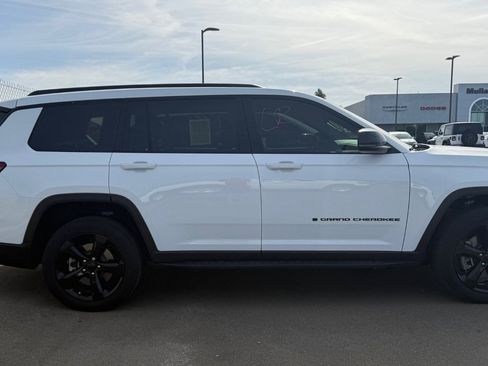 Used 2023 Jeep Grand Cherokee L Limited w/ Black Appearance Package image 4
