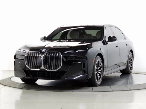 Used 2025 BMW 760i xDrive w/ Premium Package image 4