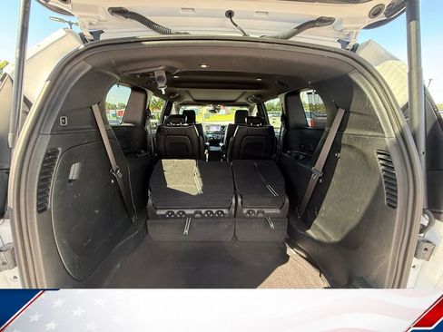 Used 2025 Chrysler Pacifica Limited FWD image 7