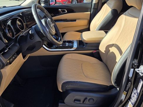 Used 2024 Kia Carnival EX image 9