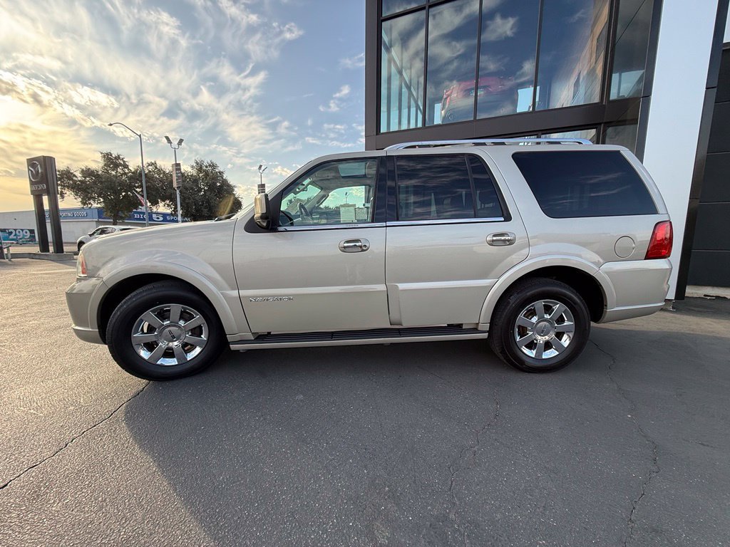 Used 2005 Lincoln Navigator Ultimate AWD/4WD image 7