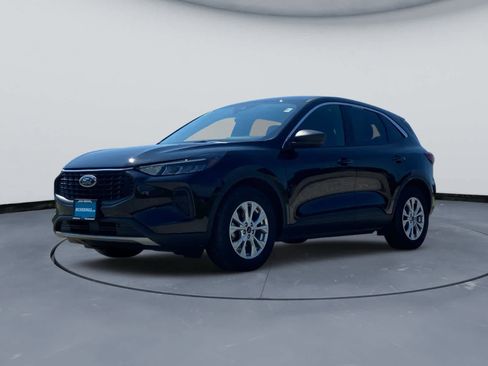 Used 2023 Ford Escape Active w/ Cold Weather Package FWD image 2