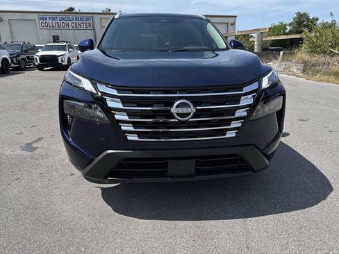 Used 2025 Nissan Rogue SV w/ SV Premium Package FWD image 10