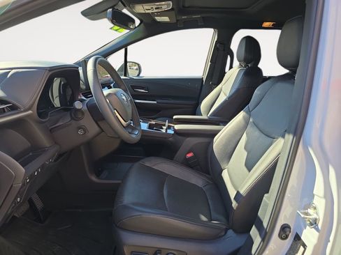 Used 2025 Toyota Sienna Platinum image 10