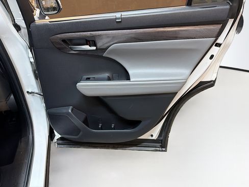 Used 2022 Toyota Highlander Limited image 34