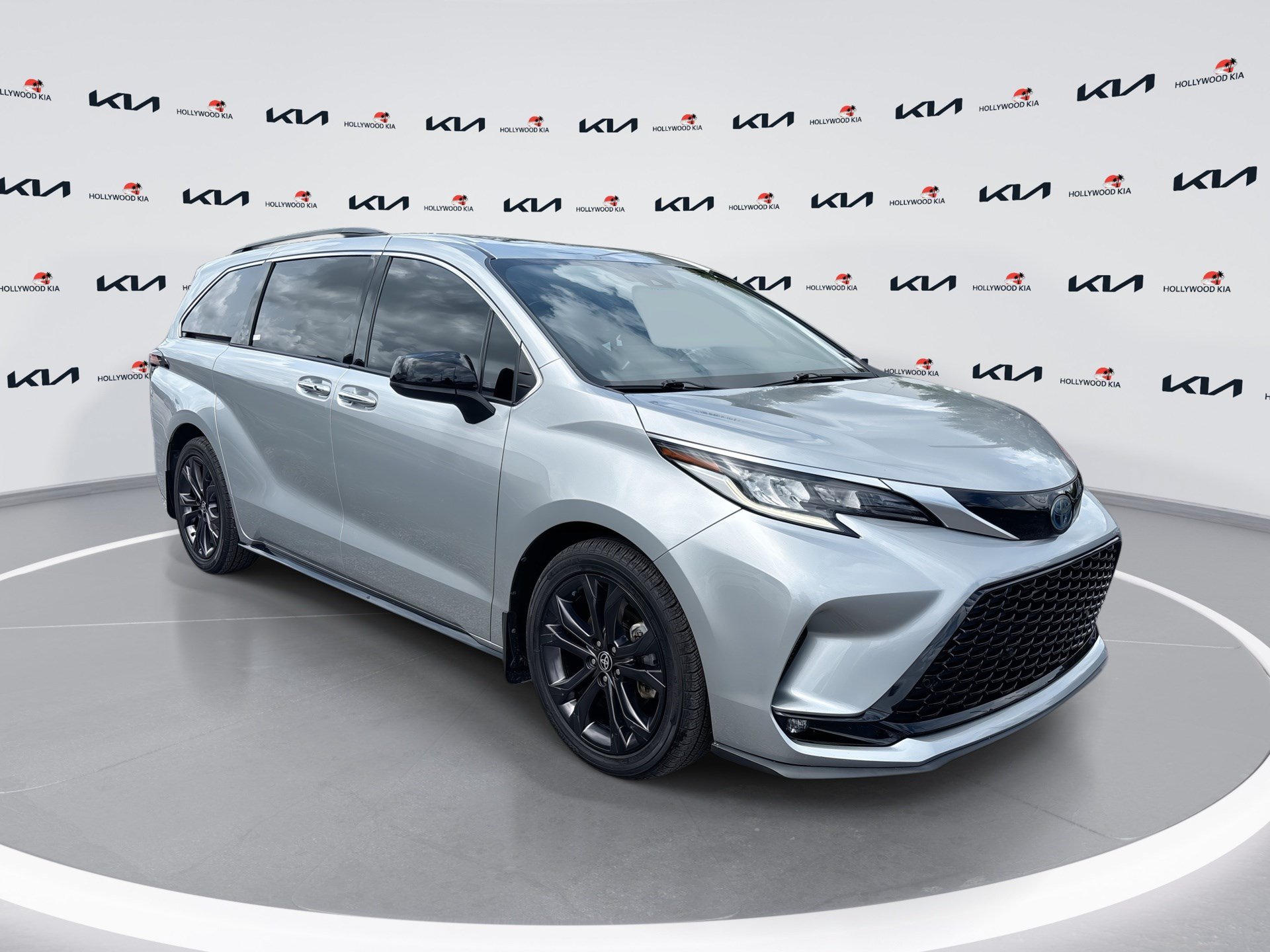 Used 2022 Toyota Sienna XSE FWD image 1