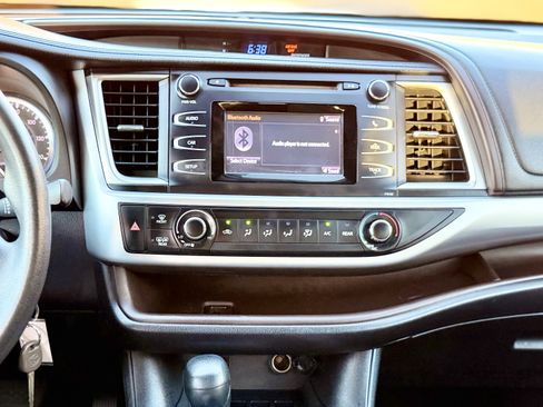 Used 2015 Toyota Highlander LE FWD image 20